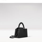  Versatile shoulder bag front view 7