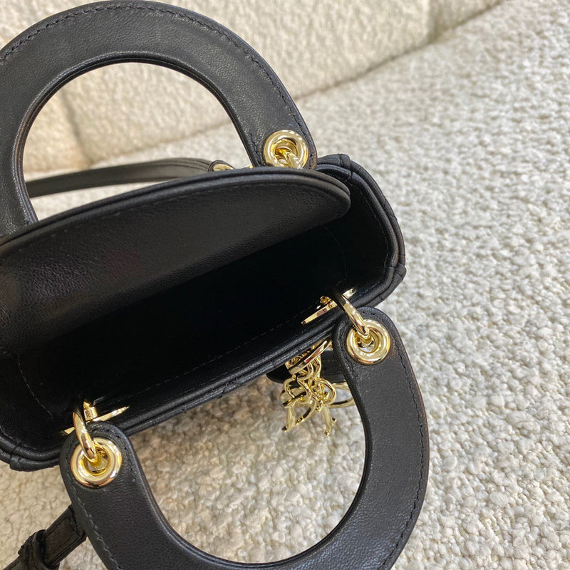 Handle and strap detail of elevated chic women's handbag – women's everyday handbag