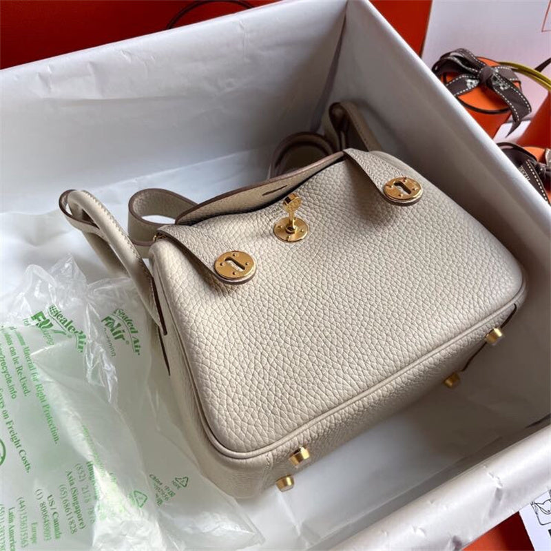  Refined handbag carried on shoulder 34