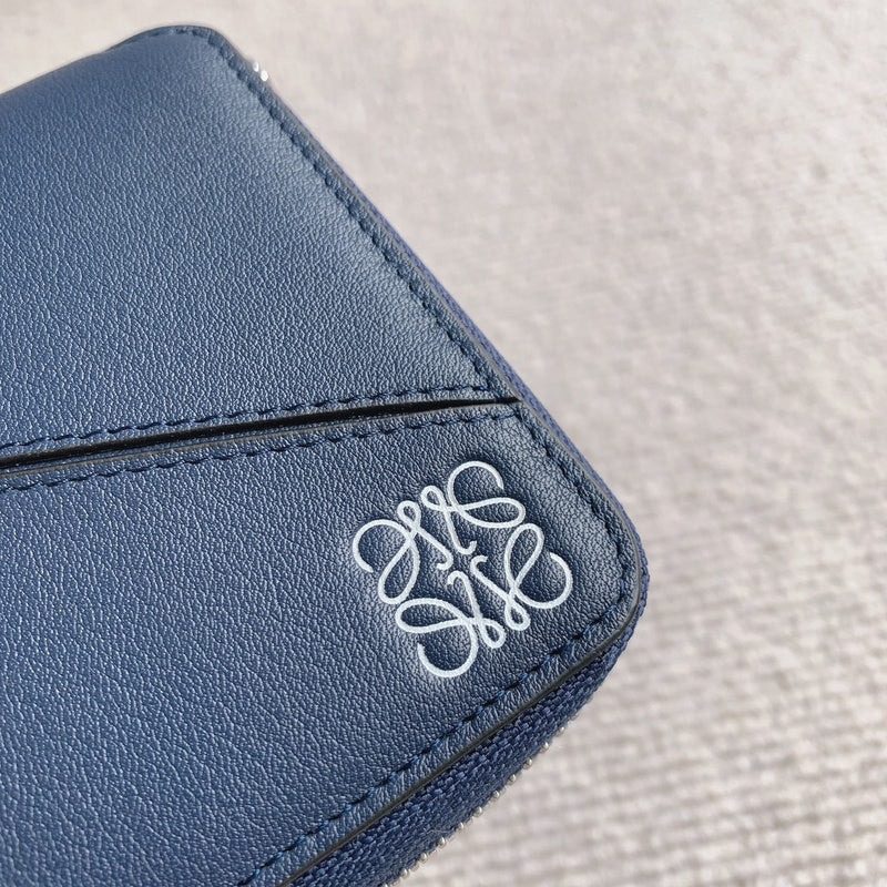 Ziva's Charm handbag – close-up view (Standard Size)