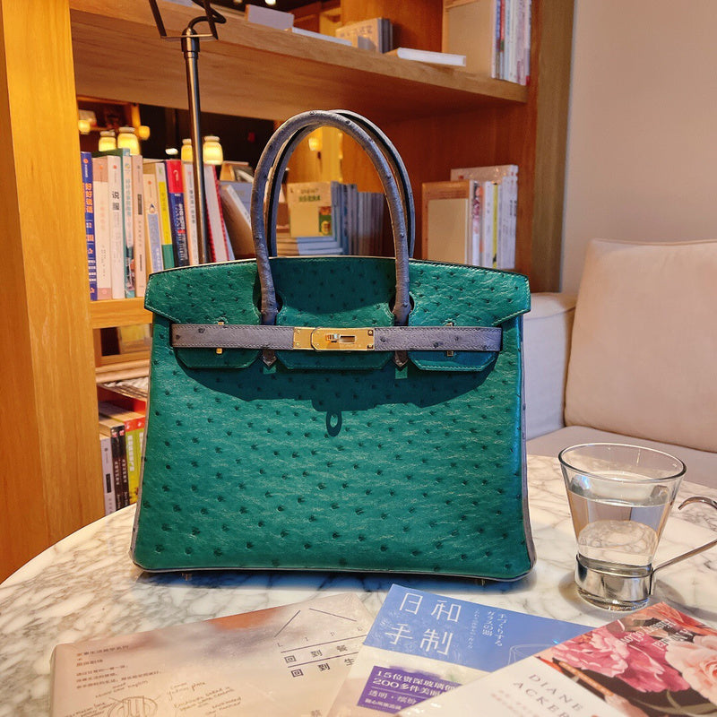 Streamlined handbag styled for everyday wear