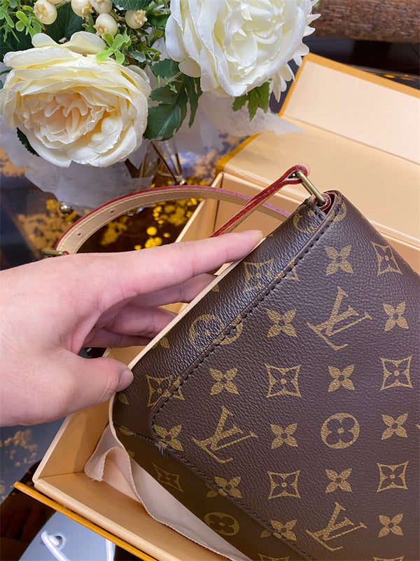  Effortless tote bag carried on shoulder