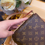 Effortless tote bag carried on shoulder