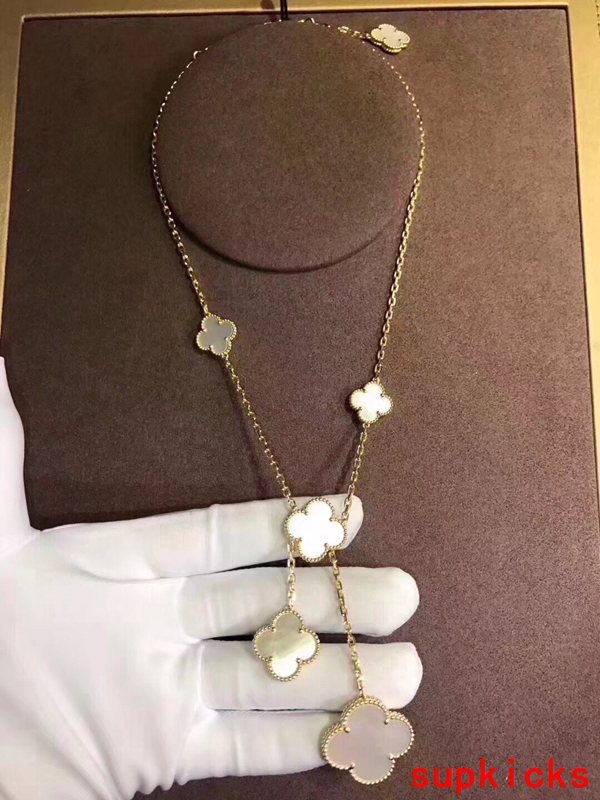 Close-up detail view of Van Cleef & Arpels unisex jewelry piece