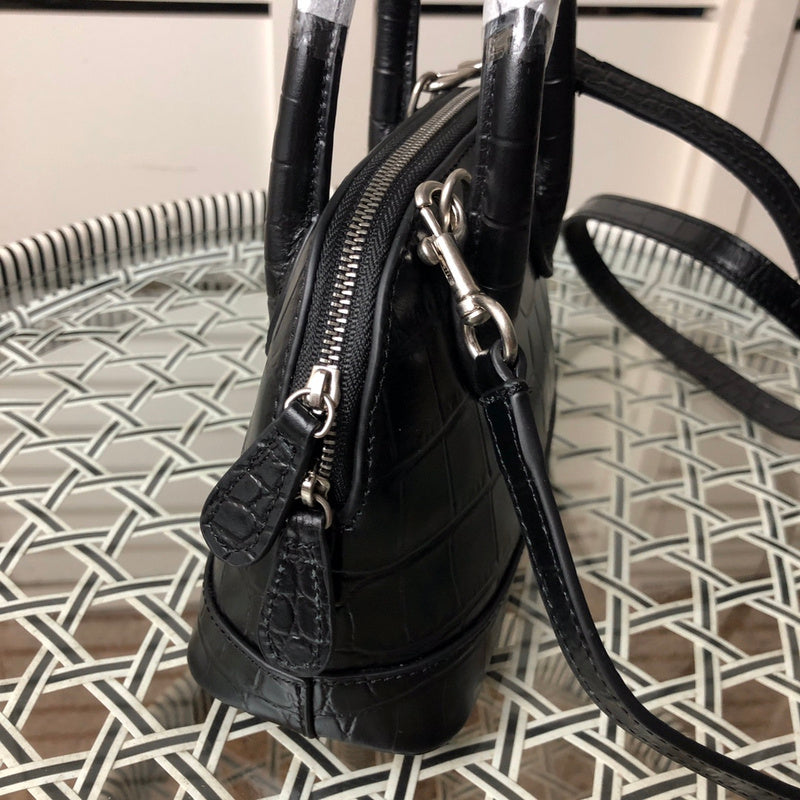 Zivas Charm Contemporary Flair Statement Handbag (Elevated Accessory Essential) – Close-Up Detail