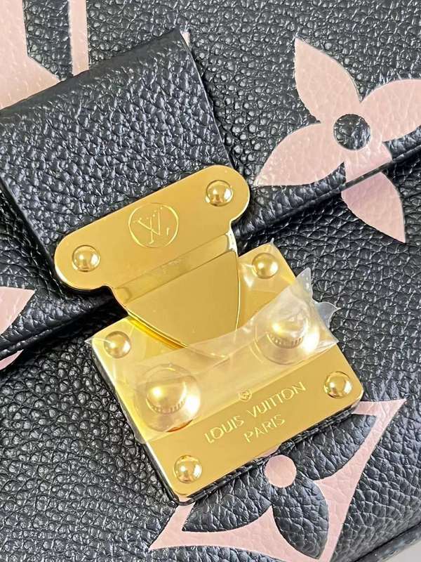 Styled lifestyle shot of elevated modern women's handbag – women's everyday handbag