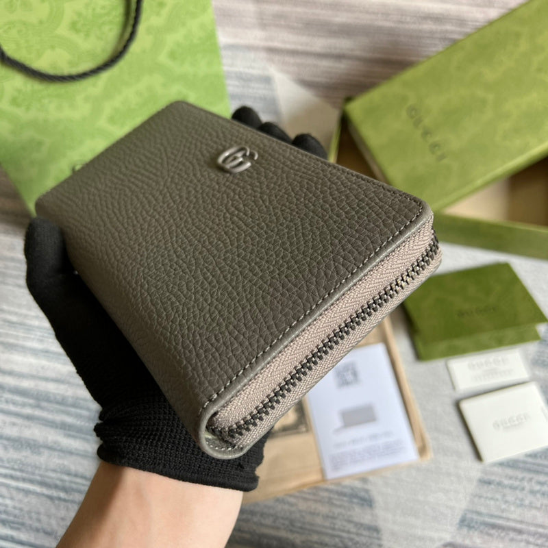 Handle and strap detail of everyday-luxe statement women's handbag – women's luxury accessory