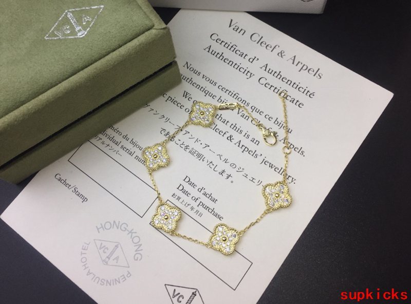 Front view of Van Cleef & Arpels unisex jewelry piece