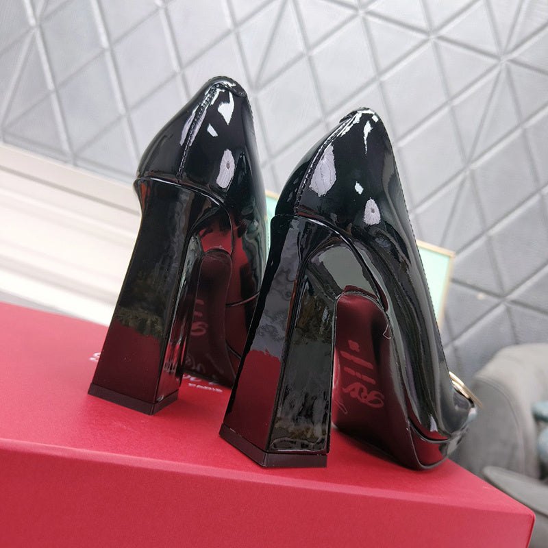 Three-quarter angle view of Roger Vivier luxury piece style No.106
