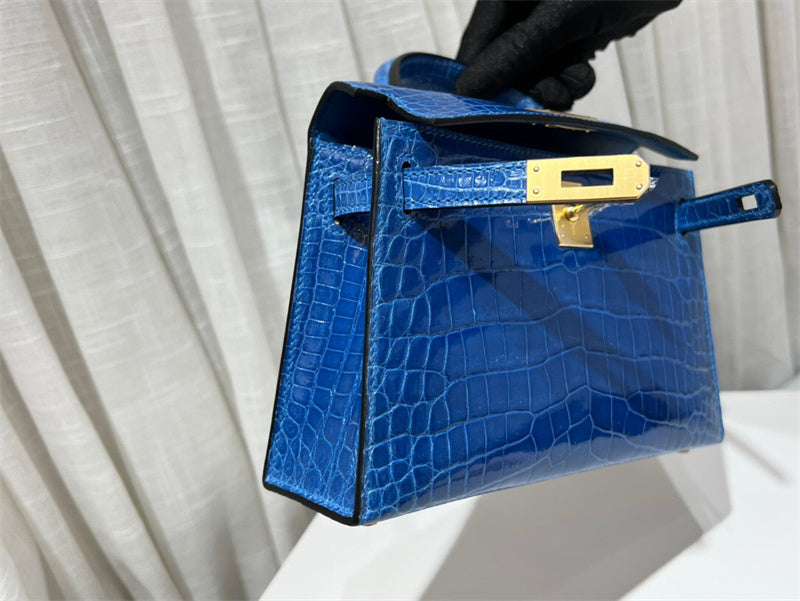  Chic shopper bag carried on shoulder 16