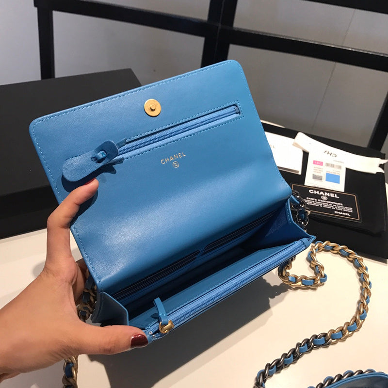 Zivas Charm Modern Minimalist Look Fashion Handbag (Statement-Ready Design) – Styled Look