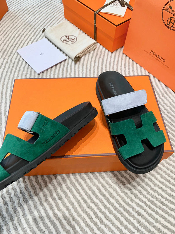 Hermès Red Flat Thong Sandals - Toe Detail View