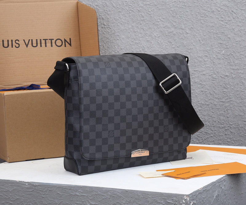 Side profile of everyday-luxe signature women's handbag – women's statement bag