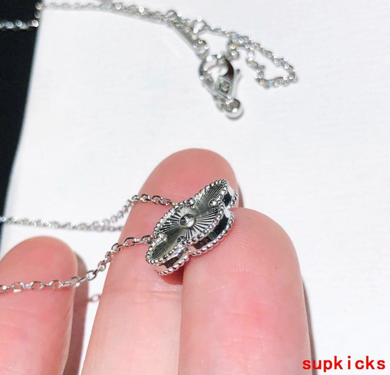 Full view of Van Cleef & Arpels unisex jewelry piece