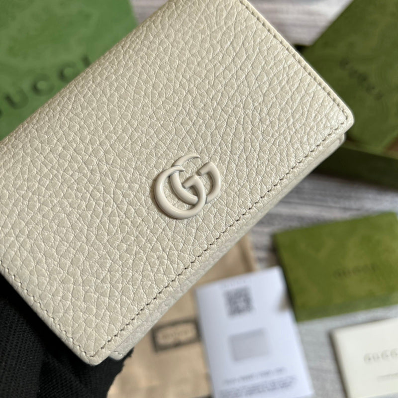 Styled lifestyle shot of everyday-luxe sleek women's handbag – women's premium purse