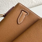  minimalist crossbody bag styled with outfit 12