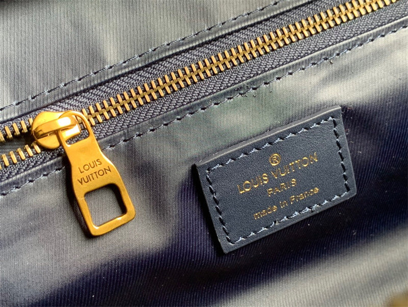  shoulder bag close-up of hardware and finish