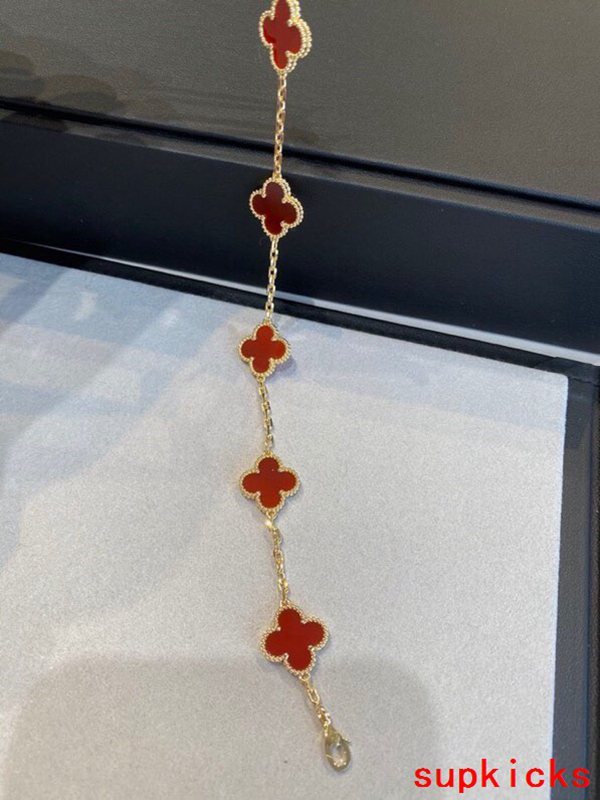 Front view of Van Cleef & Arpels unisex jewelry piece