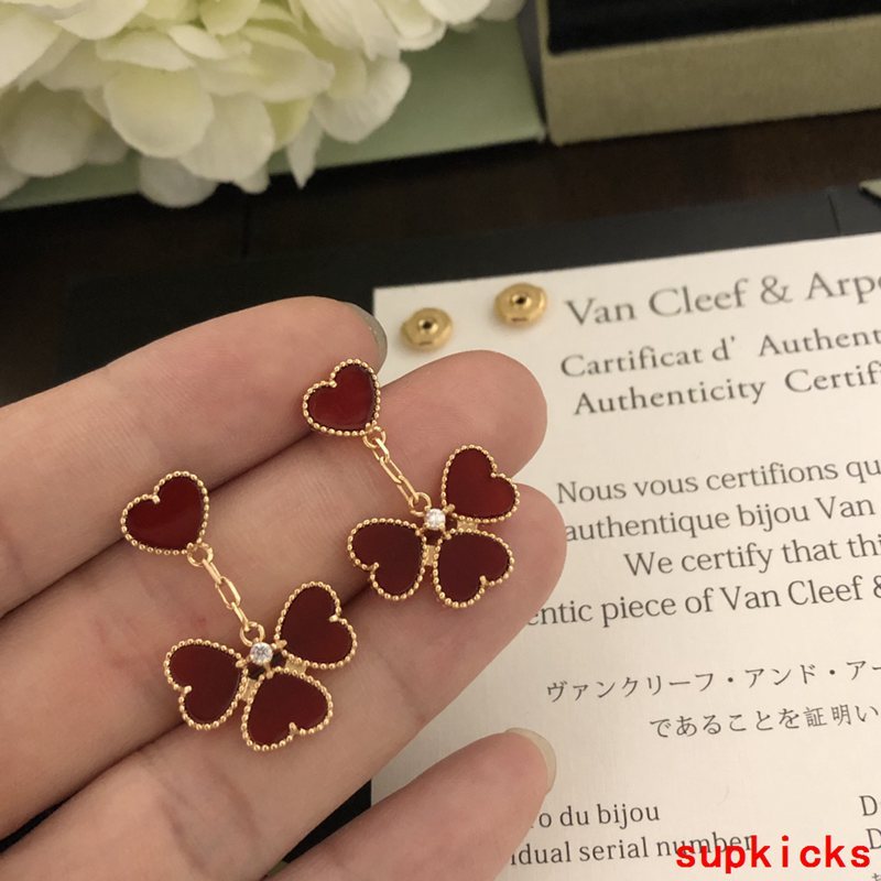 Front view of Van Cleef & Arpels unisex jewelry piece