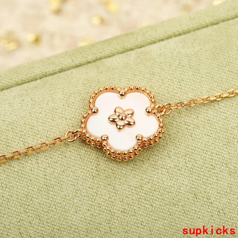 Angled view of Van Cleef & Arpels unisex jewelry piece