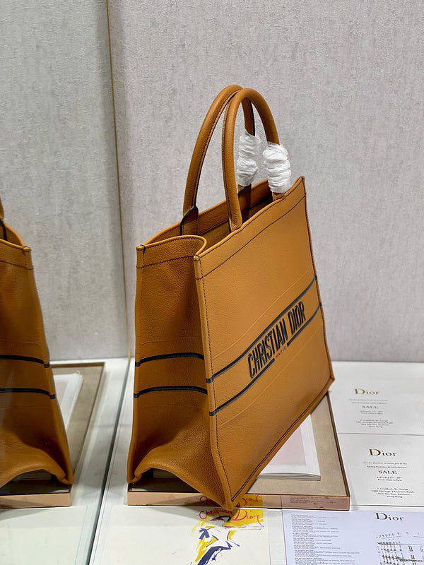 Back view of everyday-luxe signature women's handbag – women's premium purse