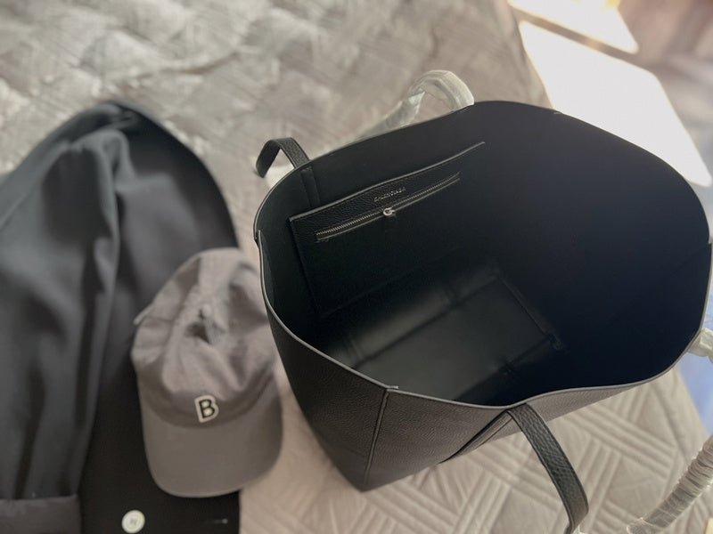 Ziva's Charm handbag – product shot (one versatile size)