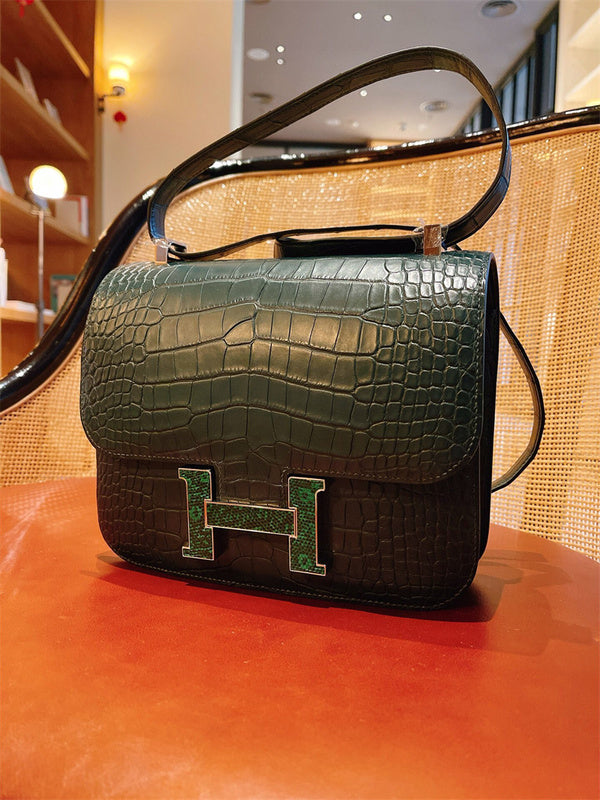  graceful carryall bag styled with outfit 12