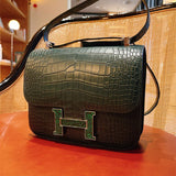 graceful carryall bag styled with outfit 12