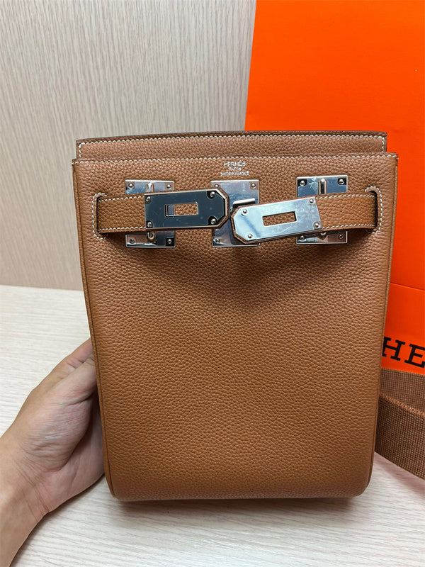  refined tote bag styled with outfit 18
