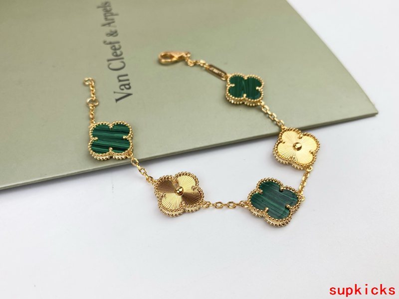 Side view of Van Cleef & Arpels unisex jewelry piece