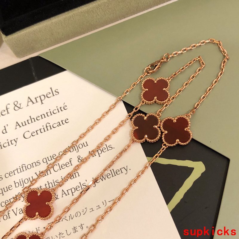 Full view of Van Cleef & Arpels unisex jewelry piece