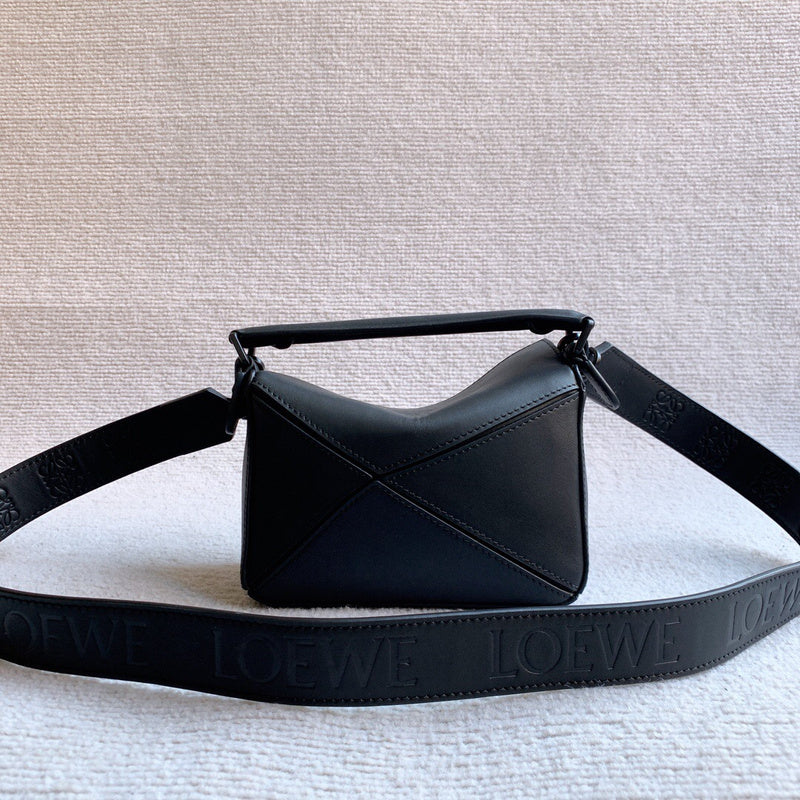 Ziva's Charm handbag – detail view (17cm*12cm*7cm)