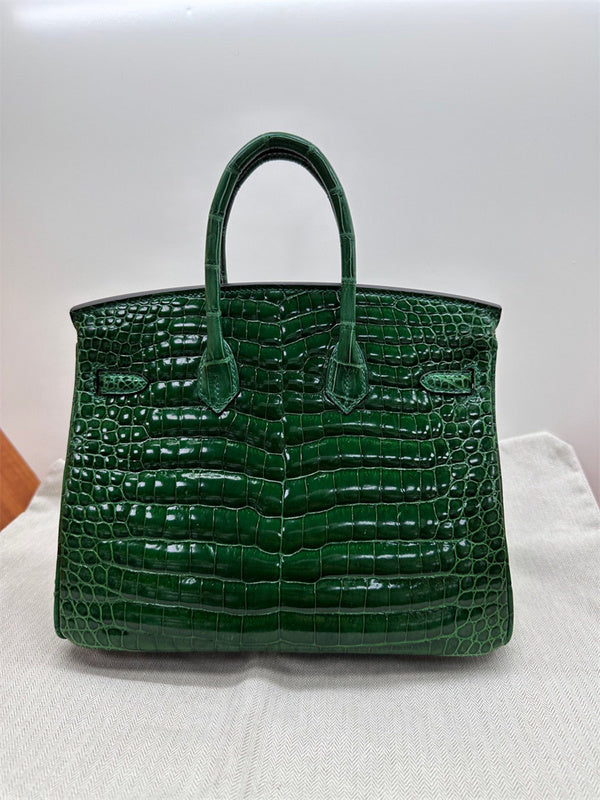  shopper bag close-up of hardware and finish 11