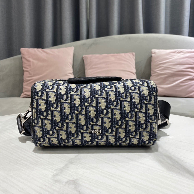 Close-up detail of everyday-luxe polished women's handbag – women's luxury handbag