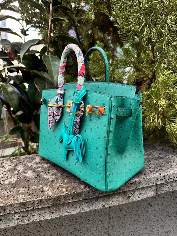 Streamlined handbag styled for everyday wear