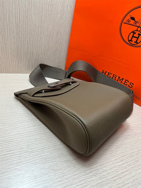  Essential tote bag carried on shoulder 28