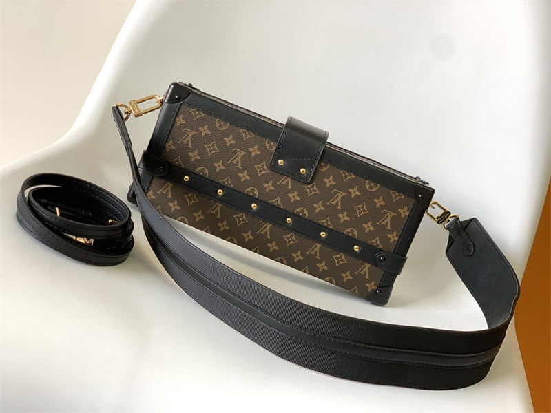  Refined shopper bag carried on shoulder
