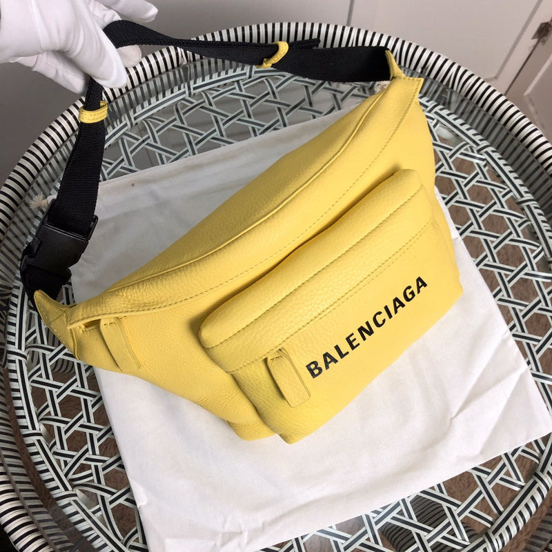 Handle and strap detail of premium structured women's handbag – women's statement bag