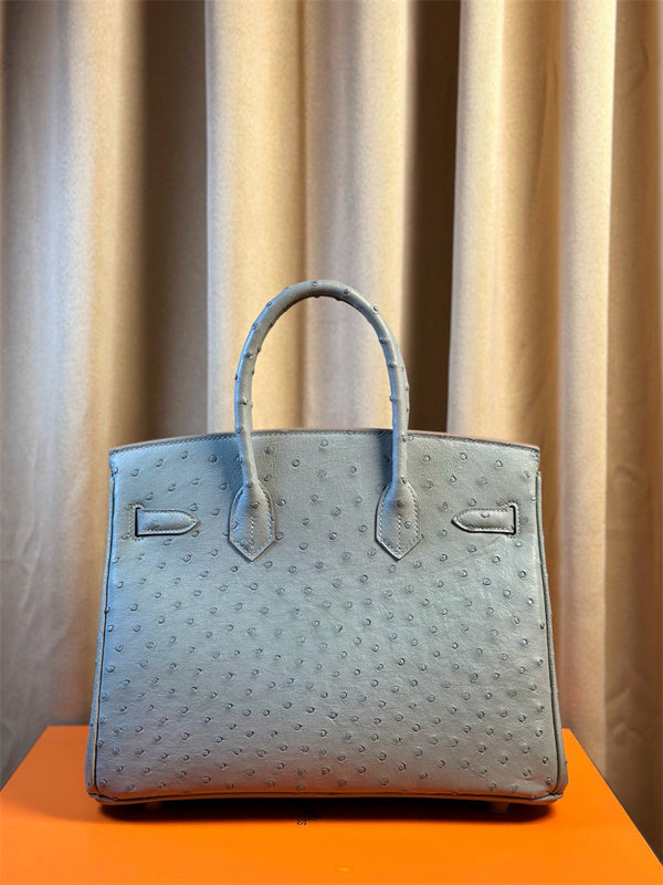  Sleek carryall bag front view