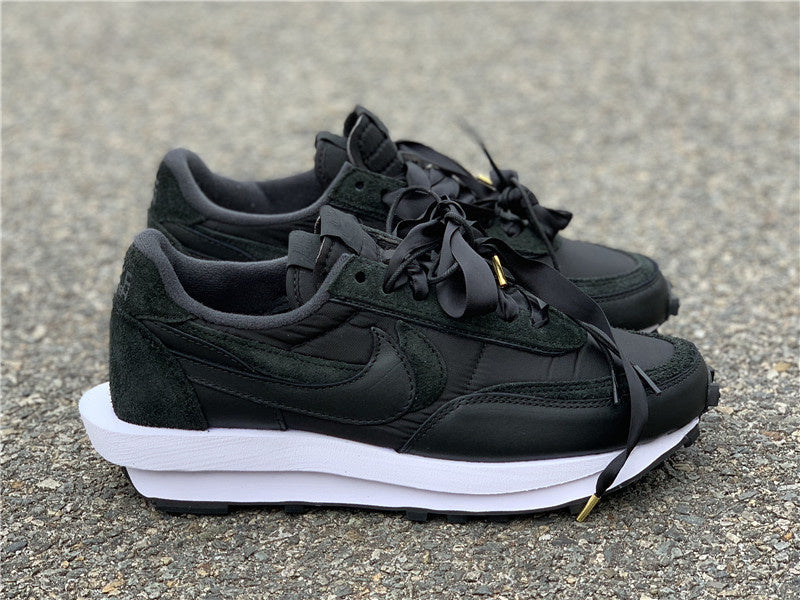 Nike Men's & Women's Premium Low-Top Trainers — Style 025 hardware detail