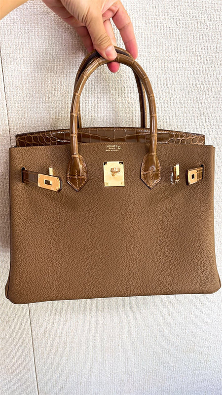  Streamlined everyday bag carried on shoulder