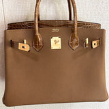  Streamlined everyday bag carried on shoulder