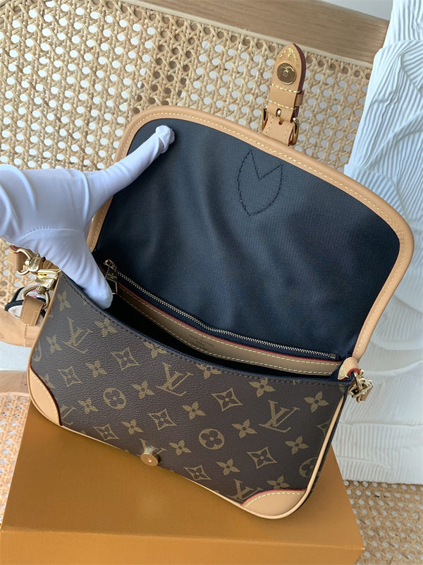  shoulder bag interior and compartment view 27