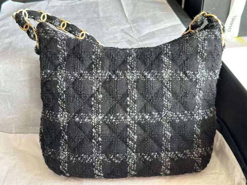 Zivas Charm Timeless Appeal Everyday Handbag (Elevated Daily Companion) – Close-Up Detail