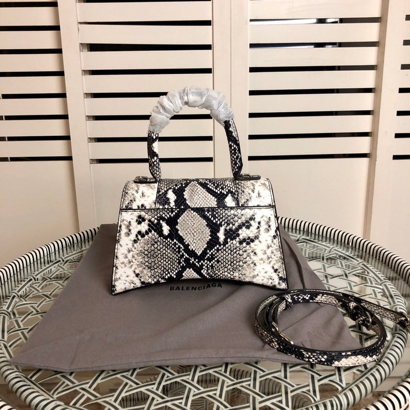 Interior view of everyday-luxe chic women's handbag – women's luxury handbag