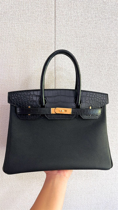  Streamlined everyday bag front view 7