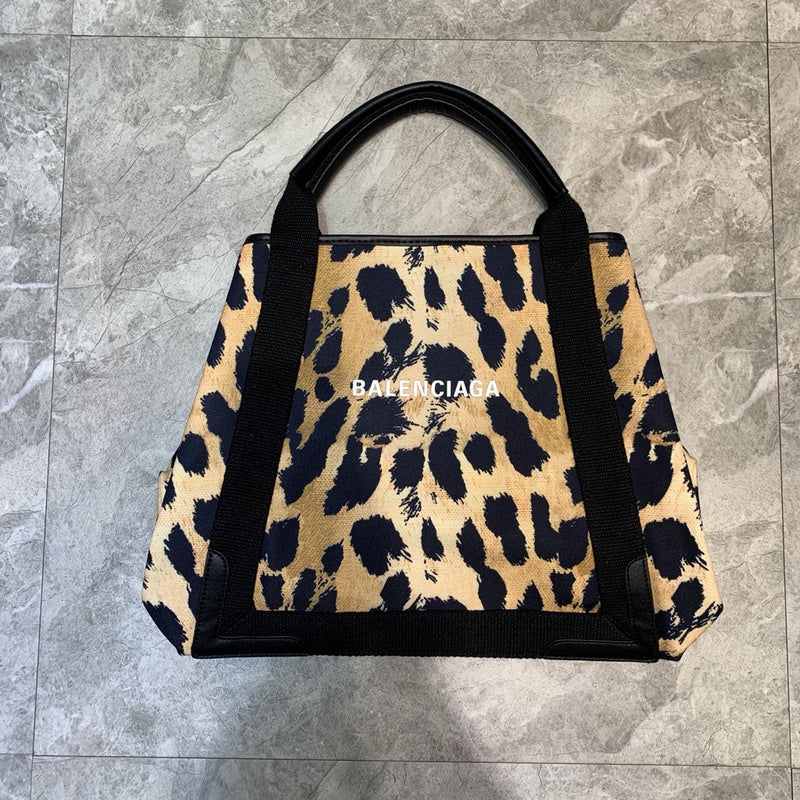 Effortless Premium PU Leather Handbag - Statement Silhouette | Women's Everyday Carry Handbag #648 - close-up detail shot (image 3) of designer-inspired handbag