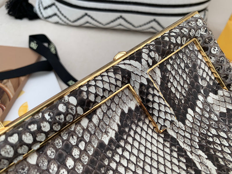 Ziva's Charm handbag – close-up view (26cm*18cm*9.5cm)