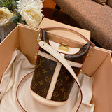  Versatile tote bag front view