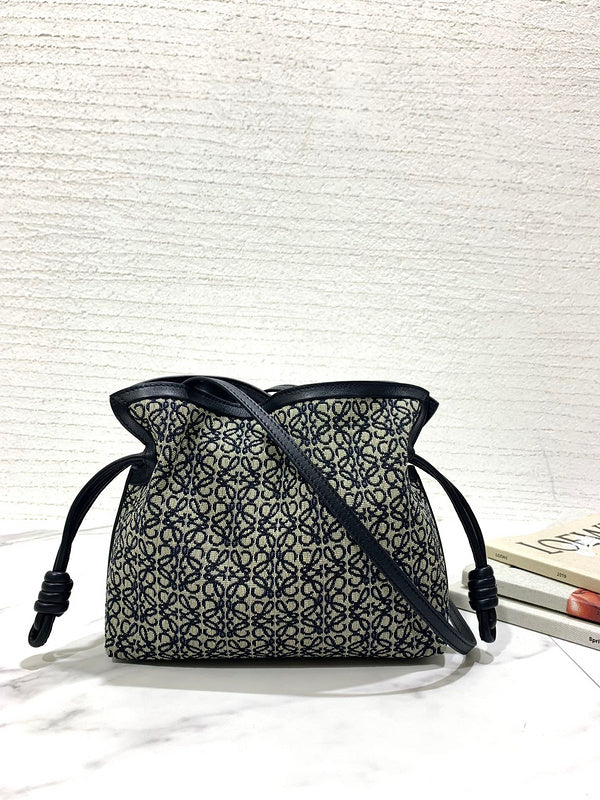 Ziva's Charm handbag – detail view (23.5cm*18cm*9cm)